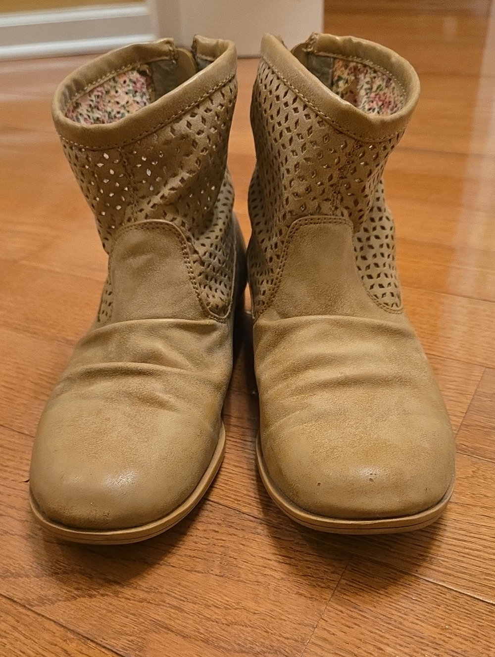 3/15$ Roxy Tan/dark Beige Perforated Suede Ankle Booties With Back Zippers